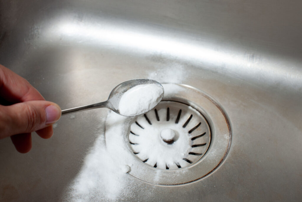 Instalatér přísahá na levný trik: Opravte ucpaný odtok snadno bez pumpičky